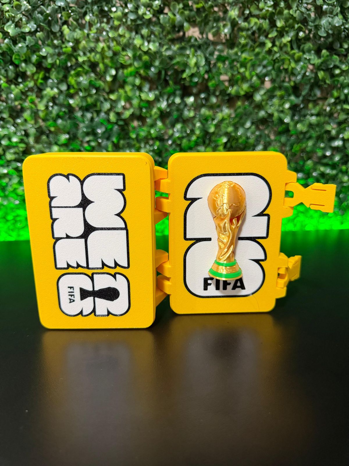 Produto 3D amarelo inspirado em troféu de futebol